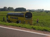 Wypadek autobusu. Autokar wjechał na łąkę [ZDJĘCIA]