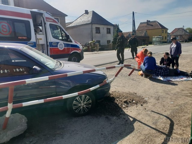 Wypadek w Złotnikach. Opel wjechał w barierki przy szkole