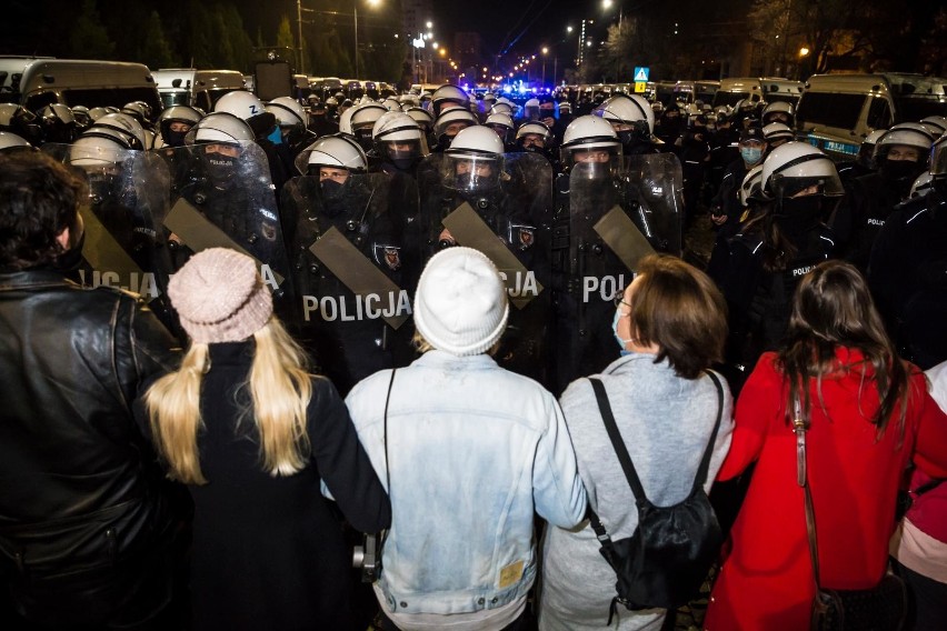 Warszawa: Nocny protest kobiet przeciwko zakazowi aborcji [ZDJĘCIA] Dom Jarosława Kaczyńskiego otoczony, policja użyła gazu łzawiącego