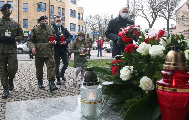 Pomnik przy ul. Mickiewicza upamiętnia 165 zamordowanych oficerów i żołnierzy jednostek wojskowych z Grudziądza. Dziś wiemy już, że ofiar związanych z naszym miastem było więcej