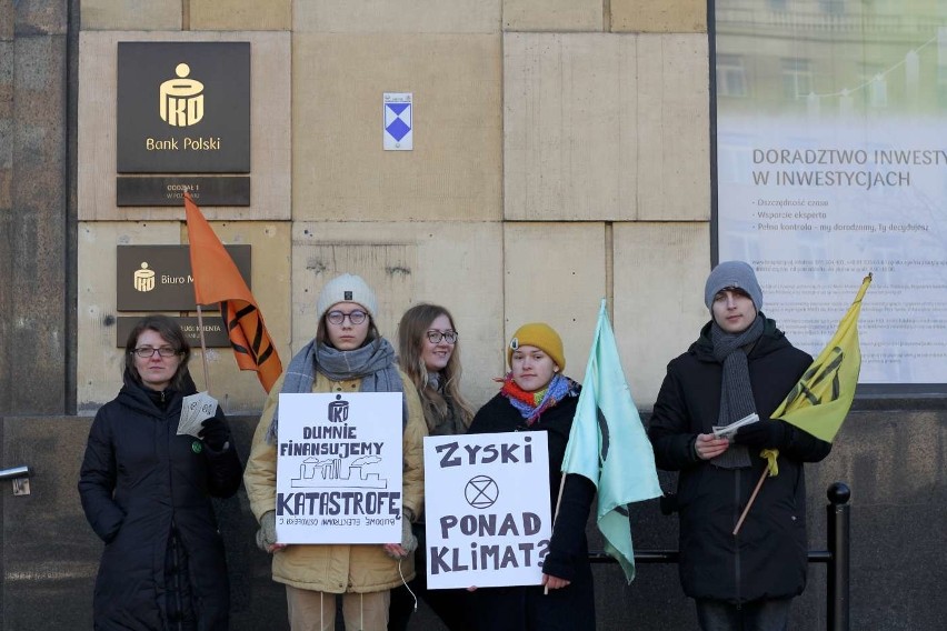 Najpierw grupa poznańskich aktywistów z ruchu Extinction...