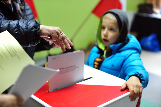 Wybory samorządowe 2018. Kiedy głos jest nieważny, czy można dopisywać kandydatów na kartach wyborczych? [ZASADY GŁOSOWANIA, WAŻNY GŁOS]