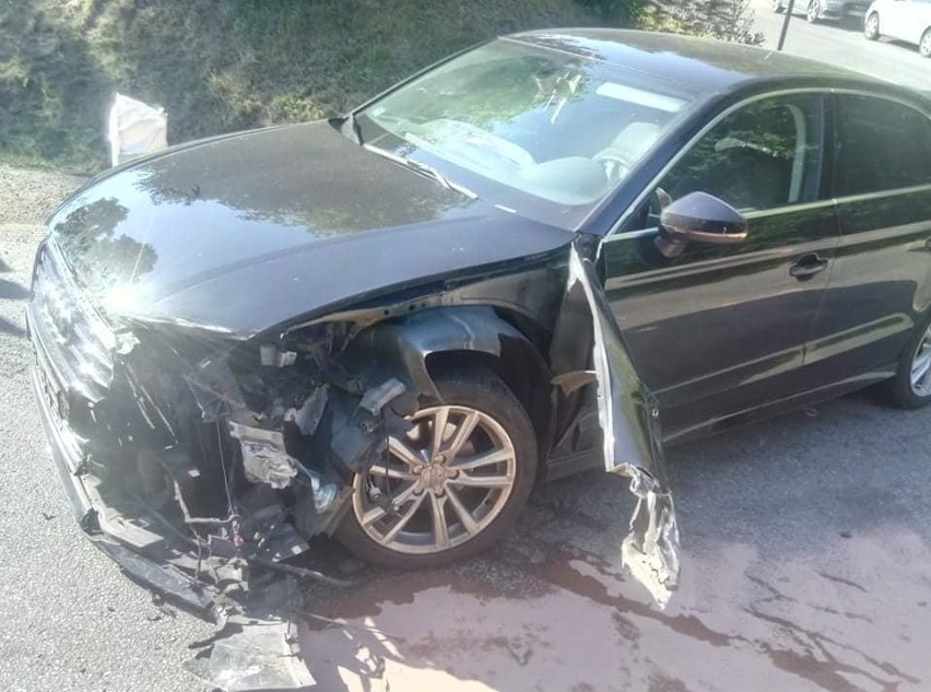 Wypadek na drodze krajowej 72 pod Brzezinami. Auto osobowe zderzyło się z ciężarówką