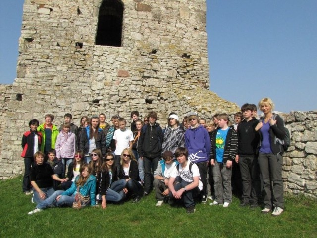 Kieleccy gimnazjaliści zabrali niemieckich przyjaciół na ruiny zamku w Chęcinach. Stały się one tłem do pamiątkowego zdjęcia. 