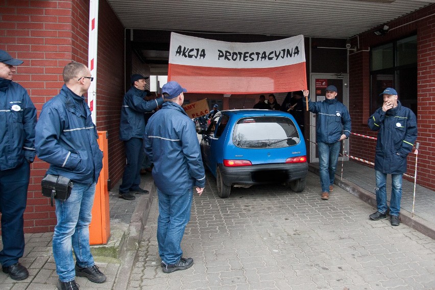 Protest pracowników poczty. "Chcemy podwyżek płac !!!".