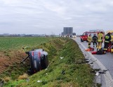 Groźny wypadek pod Grodkowem. Hyundai zderzył się z mitsubishi. Na miejscu lądował śmigłowiec LPR. Dwie osoby są poszkodowane