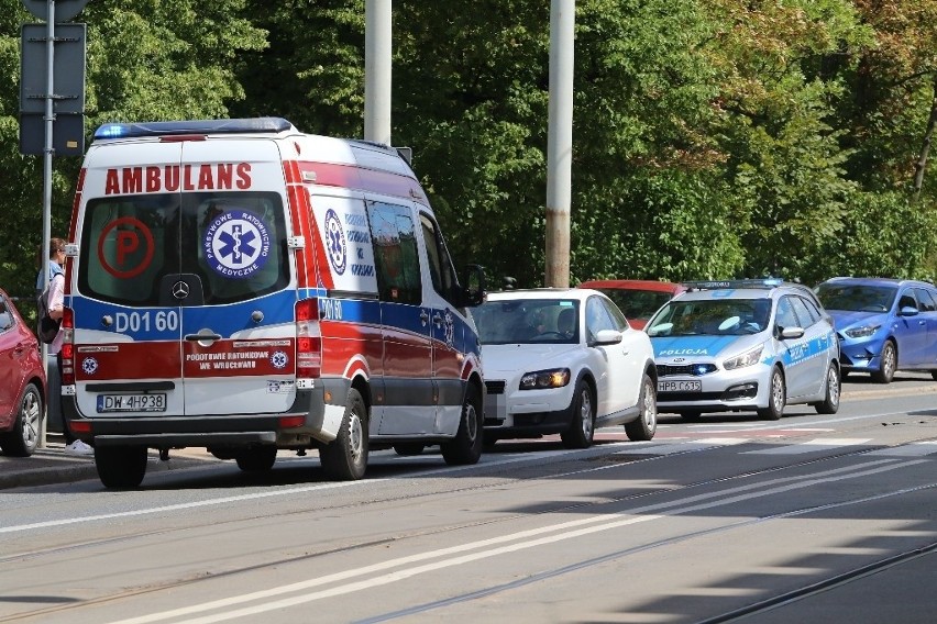 Wypadek na ul. Podwale we Wrocławiu. Samochód potrącił rowerzystkę, są utrudnienia w ruchu [ZDJĘCIA]