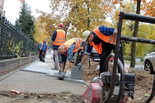 Chodniki przy Bydgoskiej układane są z płytek betonowych, niektorzy Czytelnicy woleliby granitowe