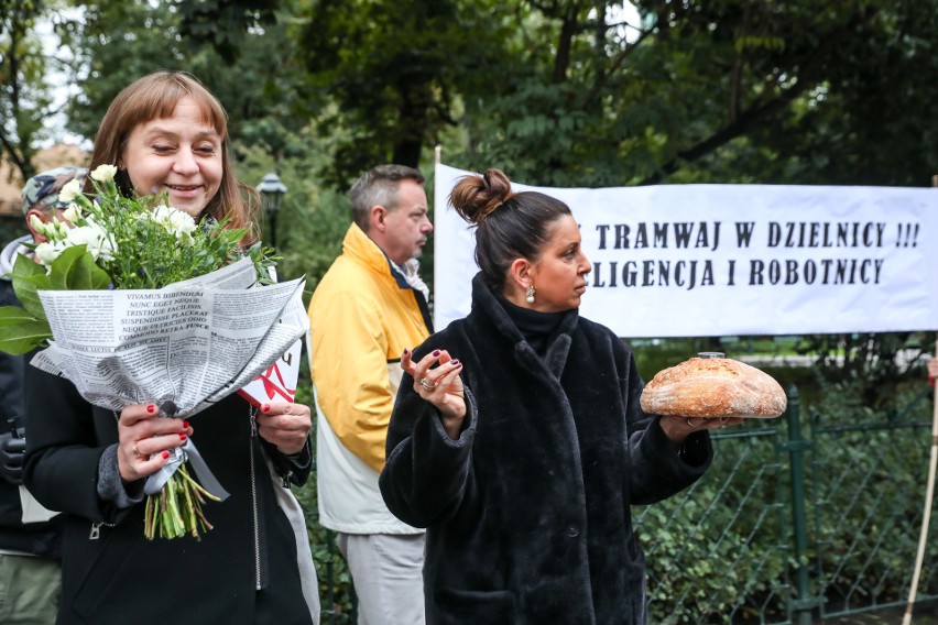 Kraków. Bronowice połączone ze światem! Krakowianie z radości oblali tramwaj szampanem [ZDJĘCIA]