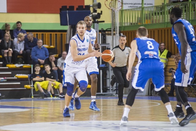Michał Sokołowski (z piłką) w przyszłym sezonie ponownie wraz z Rosą Radom zagra w koszykarskiej Lidze Mistrzów.