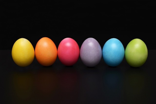 Pokolorowane i suche jaja należy przetrzeć szmatką nasączoną olejem i spryskać lakierem do włosów.