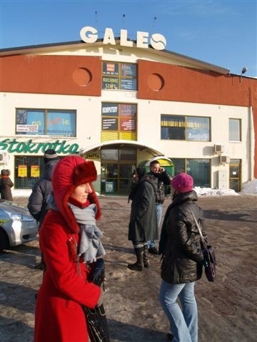 Ewakuacja centrum handlowego "Galeo" w Wyszkowie. Budynek popękał (zdjęcia)