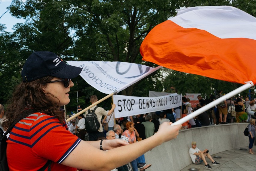 Protest przed Sejmem ws. zmian w sądownictwie [ZDJĘCIA] Demonstracja KOD i Obywateli RP w Warszawie