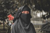 Talibowie zaostrzyli zakaz pracy kobiet w Afganistanie. To kolejne ograniczenia po odcięciu kobiet od możliwości edukacji