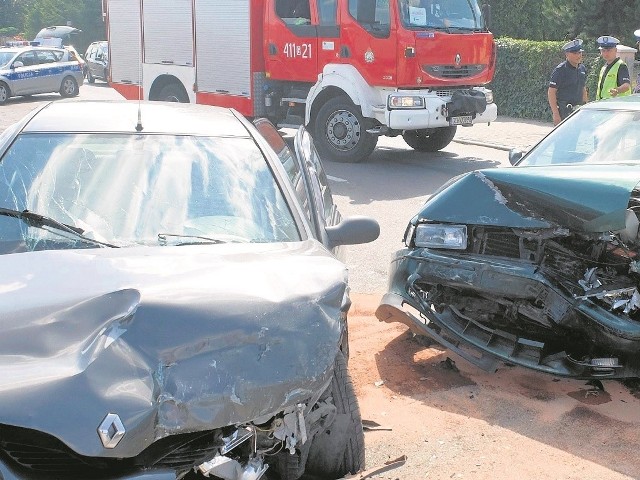 Do zderzenia samochodów doszło przy ulicy Strzeleckiej między kwiaciarnią, a sklepem spożywczym. Kierowca renault trafił do szpitala, a kierowcę seata musieli szukać policjanci.