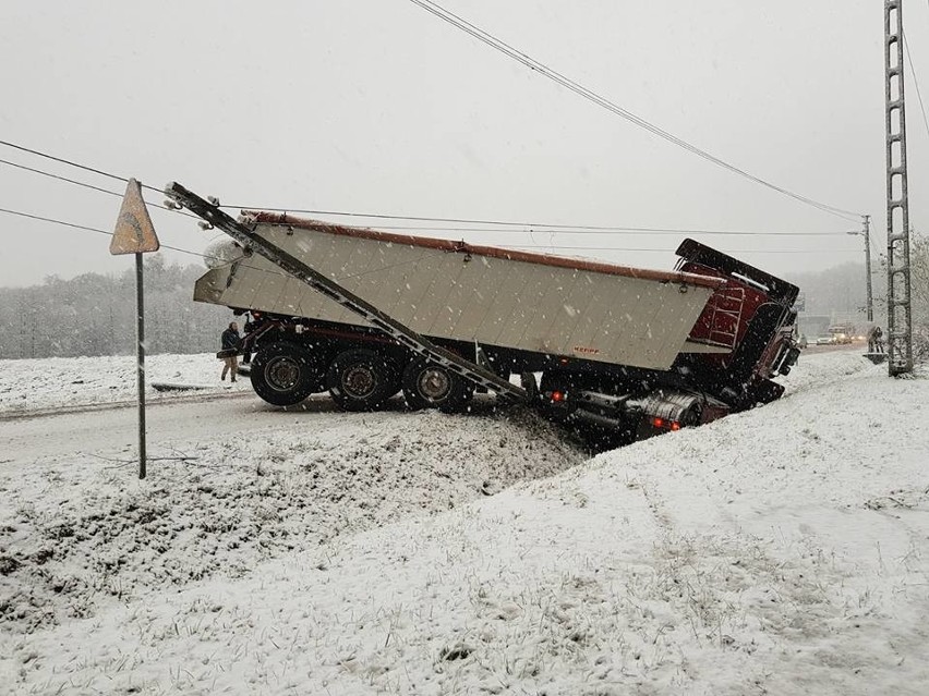 Uwaga! Ciężarówka w rowie, korek w Toszku ZDJĘCIA