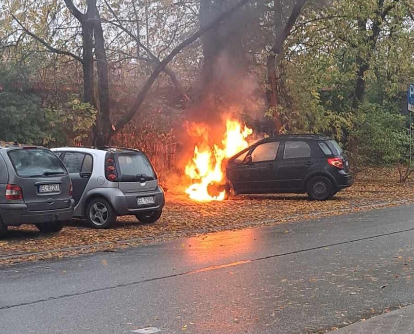Pożar samochodu na ul. Sacharowa w Łodzi. Przód pojazdu stanął w ogniu ZDJĘCIA