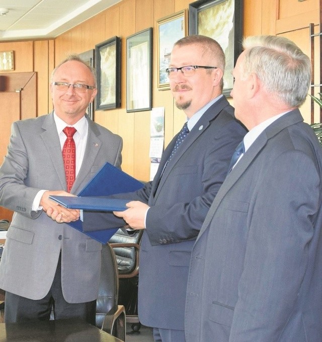 Po lewej - Paweł Szynkaruk, dyr. naczelny PŻM, Wojciech Więcławek, prezes H.Cegielski i Mieczysław Jankowski, dyr. serwisu Cegielskiego