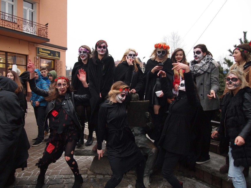 Zakopane. Maturzyści zatańczyli poloneza na Krupówkach [ZDJĘCIA,WIDEO]