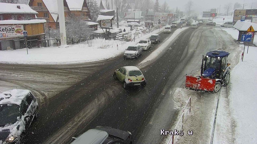 Podhale. Dalej śnieg i trudne warunki na drogach. Wielkie kłopoty ciężarówek na zakopiance