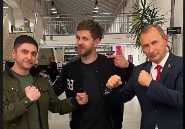 Antoni Królikowski podczas prezentacji zawodników gali MMA, która ma odbyć się 30 kwietnia.