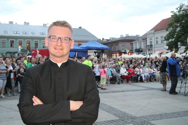 Ksiądz Marcin Boryń zaprasza na Uwielbienie na Rynku w Kielcach. Odbędzie się w niedzielę, 26 maja.