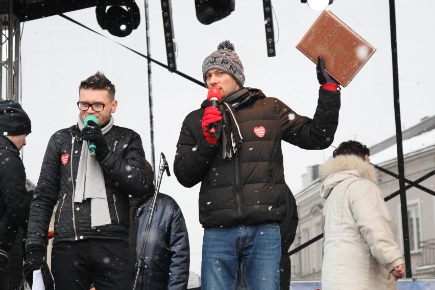 25 Finał WOŚP w Kielcach. Biegacze, morsy, karatecy i mnóstwo zabawy na Rynku (WIDEO, zdjęcia)