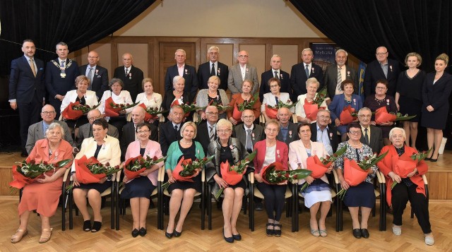 Jubileusze małżeńskie - złote oraz diamentowe gody - świętuje 35 par z gminy Wieliczka. Uroczystość dla nich zorganizowano jak zawsze w sali Magistrat, z powodu ilości osób - w dwóch turach. Dla jubilatów wystąpił Zespól Pieśni i Tańca Sułkowianie