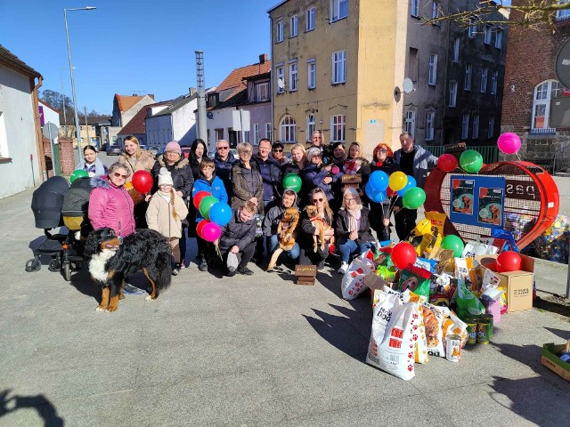 Mieszkańcy gminy Witnica w zamian za karmniki przynieśli łącznie 225 kg suchej karmy, ok. 150 puszek mokrej karmy, saszetki i przegryzki dla psów. 