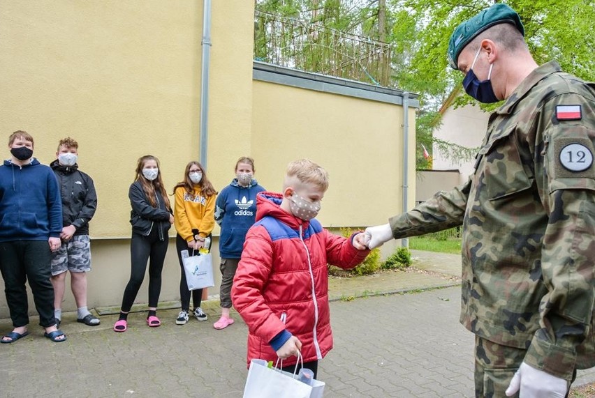 Żołnierze 12 Brygady Zmechanizowanej z pomocą dla dzieci. Zobacz zdjęcia