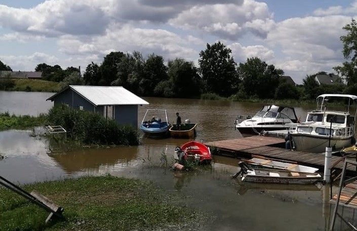 Pusta łódź ratownicza z silnikiem płynęła w dół Odry. Prawdopodobnie ktoś przeciął cumę dla żartu