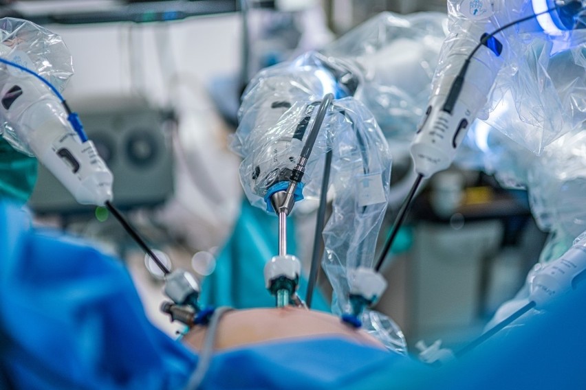 Robot chirurgiczny Versius w Salve Medica w Łodzi. Operacje kosztują około 40 tys. zł, ale jest szansa na refundację przez NFZ
