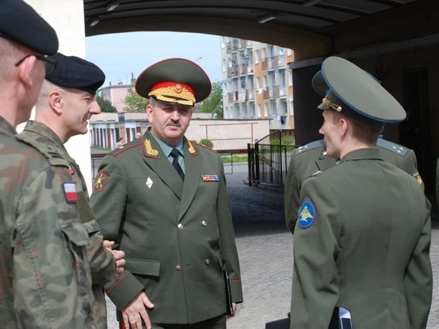 Rosjanie spotkali się m.in. z dowodzącym "siedemnastą&#8221; gen. bryg. Rajmundem T. Andrzejczakiem. (drugi z lewej).