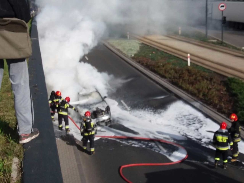 Pożar samochodu w tunelu na al. Mickiewicza. Auto zamieniło się w pochodnię ZDJĘCIA