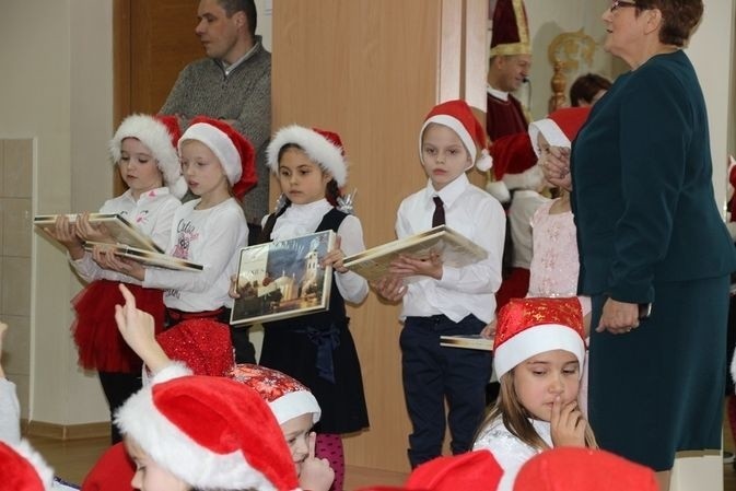 Mikołaj z Sandomierza zawiózł ponad 300 paczek dla polskich dzieci na Litwie (ZDJĘCIA)