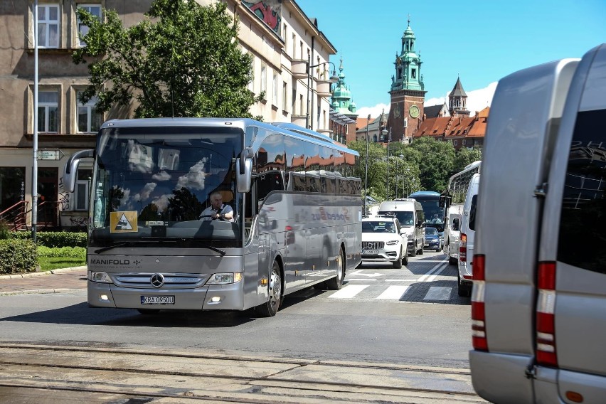 Kraków. Protest przewoźników: ulice zostały zablokowane przez autokary [ZDJĘCIA]