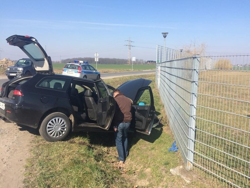 Policyjny pościg pod Wrocławiem zakończył się wypadkiem (ZDJĘCIA)