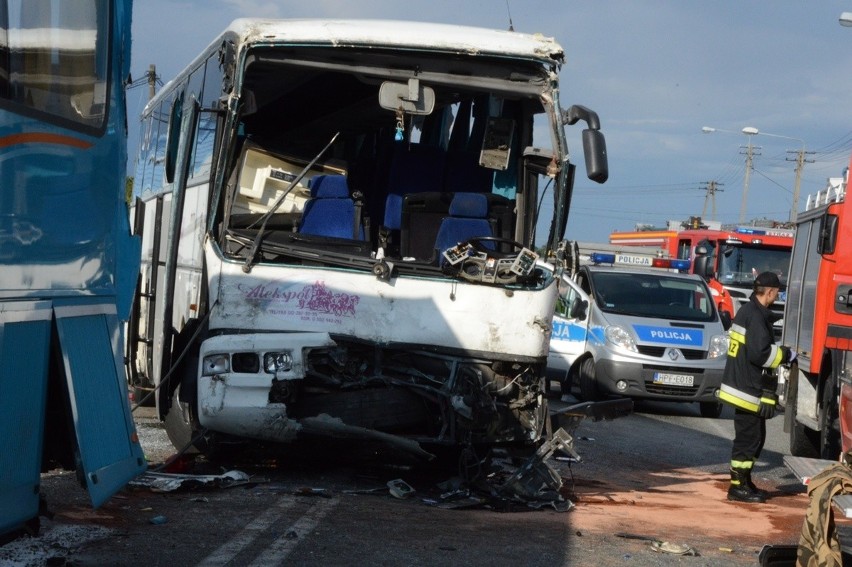 Groźny wypadek w Ruścu koło Bełchatowa. Zderzenie dwóch autokarów wiozących dzieci. Kilkanaście osób rannych