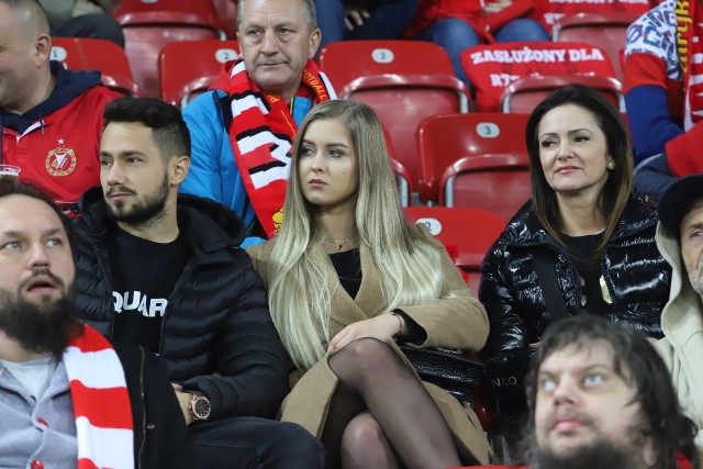 Fot. 1Na trybunach stadionów ŁKS przy al. Unii i Widzewa przy al. Piłsudskiego nie brakuje pięknych kobiet. Nasz fotoreporter uwiecznił na zdjęciach przedstawicielki płci pięknej, które w tym sezonie wybrały się na mecze łódzkich piłkarzy. Które z pań zasługują na miano miss ŁKS i miss Widzewa?