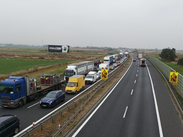 Korek gigant na autostradzie A4 za Gliwicami. Kierowcy utknęli na granicy województwa śląskiego i opolskiego Zobacz kolejne zdjęcia. Przesuwaj zdjęcia w prawo - naciśnij strzałkę lub przycisk NASTĘPNE