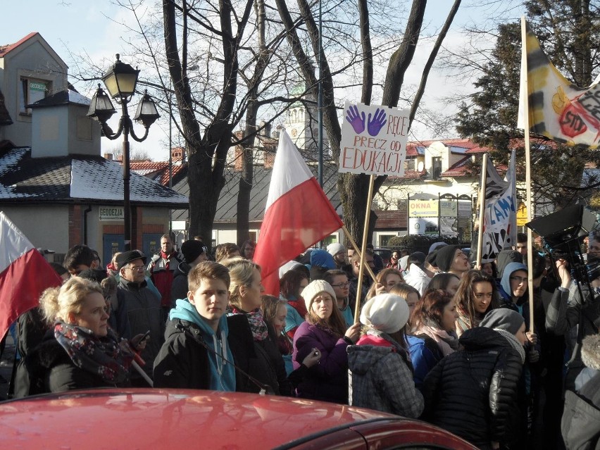 Protest przeciwko likwidacji szkół w Żywcu i Węgierskiej...