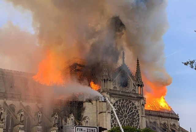 Co było przyczyną pożaru Notre Dame?