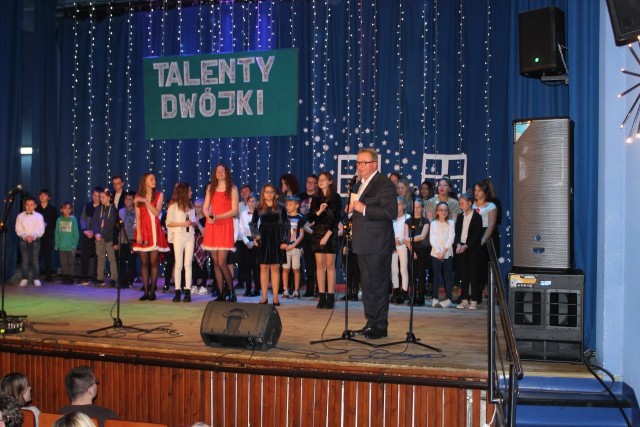 Dyrektor szkoły Leszek Wamil podziękował wszystkim za zaangażowanie i dołączył do wspólnego odśpiewania piosenki.