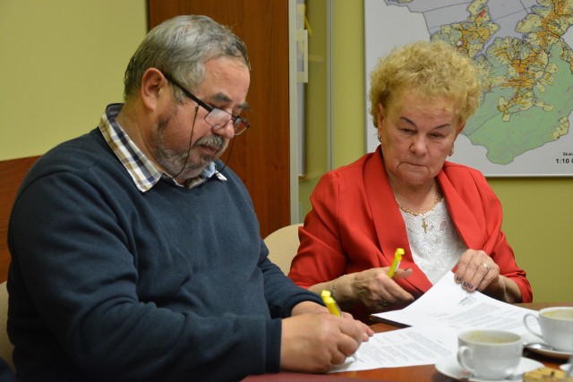 Moment podpisania umowy prezesów: Józefy Baran i Mikulasa Bibko