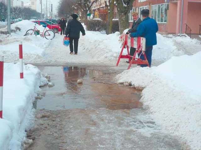 Silny mróz spowodował, że pękła rura przy ulicy 3 Maja