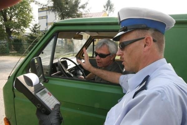 Sierżant Artur Putowski i aspirant Tomasz Kaczmarczyk badali emisję spalin w samochodzie Zdzisława Czajki. W nagrodę za pozytywny wynik kierowca dostał zapachową choinkę.