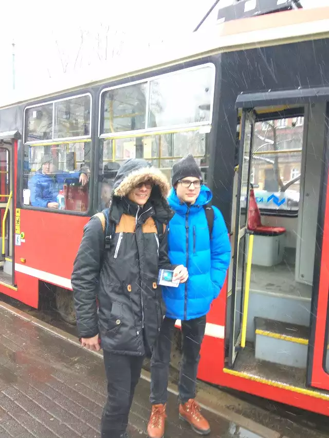 ŚKUP funkcjonuje w 21 miastach i gminach. Pasażerowie muszą każdorazowo przy wejściu i wyjściu z tramwaju i autobusu ją odbić