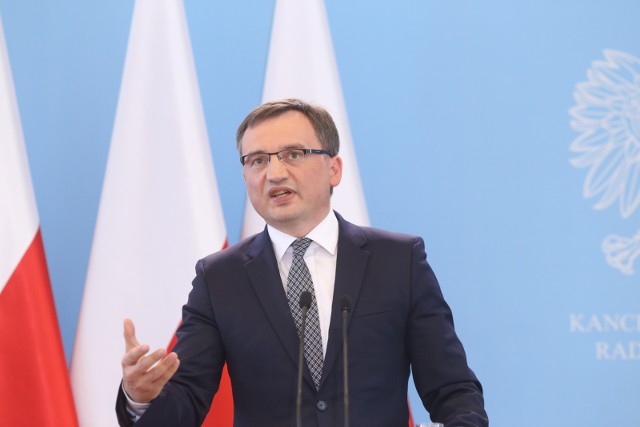 Na razie śledczy wskazali nieprawidłowości w przejęciach 19 kamienic