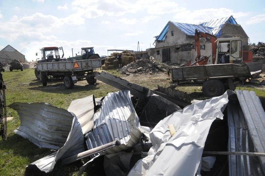 Balcarzowice - sprzątanie szkód po przejściu tornada.