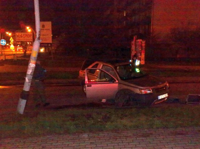Zniszczony Land Rover na ulicy Wojska Polskiego.